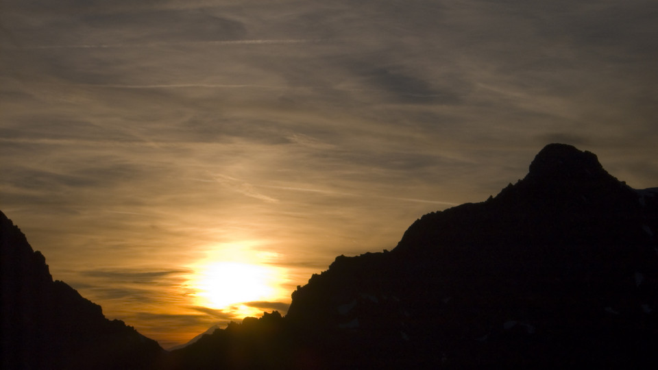 Coucher de soleil dans l'axe d'un col