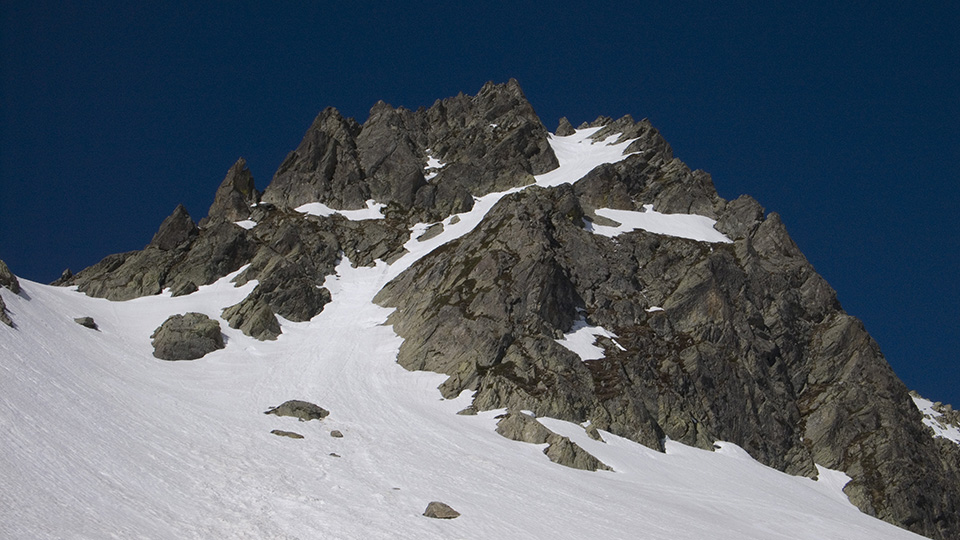 Chercher la ressemblance avec le couloir NE de la pointe Maximin.