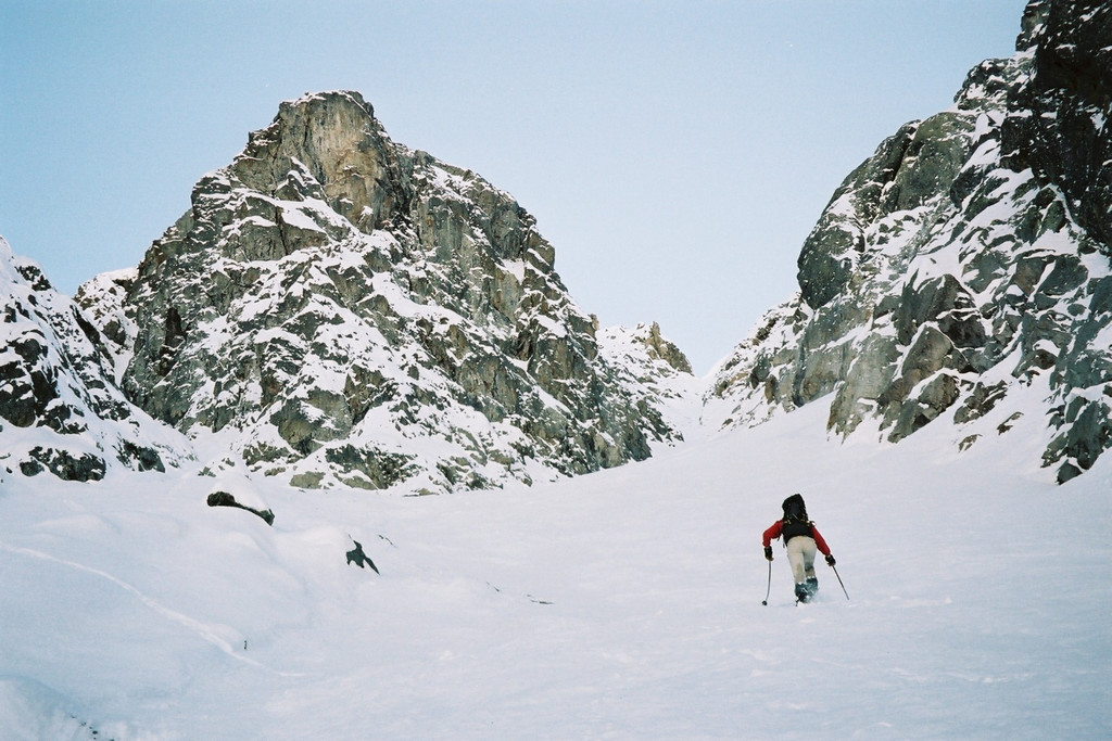 Alex trace le couloir