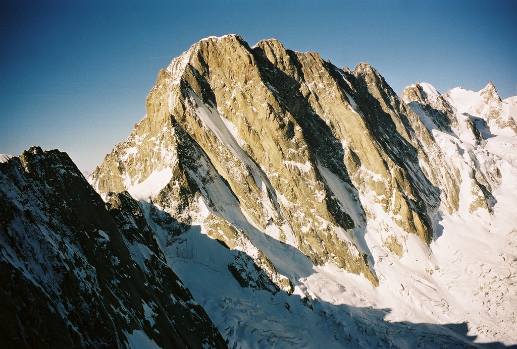Les Grandes Jorasses. Celui qui trouve Patrick Gabarrou dans la Petite McIntyre gagne un brevet de pilote !