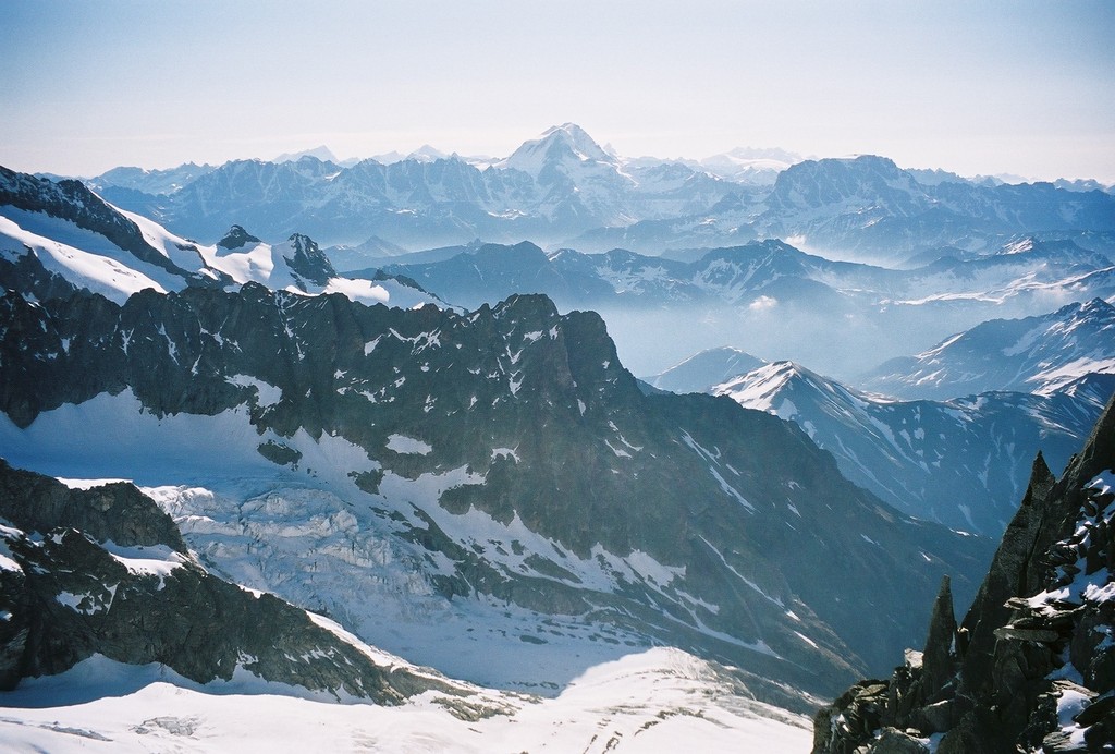 Le Grand Combin au centre avec  sa droite le mont Rose