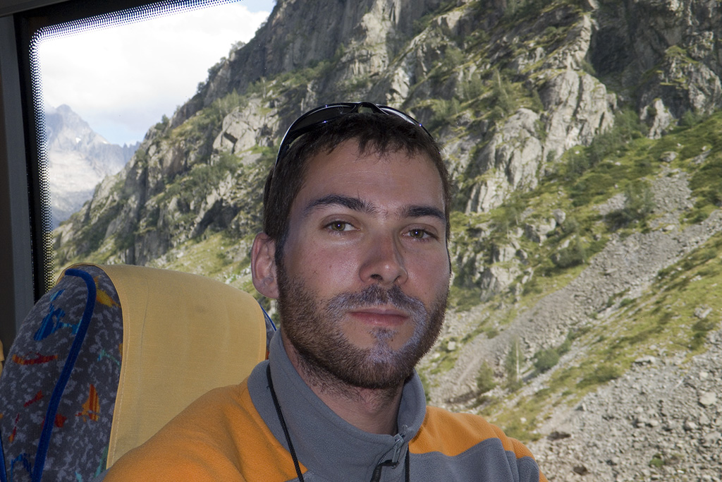 Fred, dans le car Transisre.